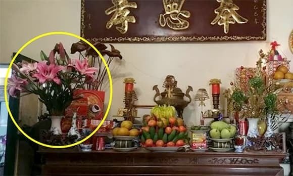 Trường hợp sử dụng hai bình hoa, chúng thường được đặt cân đối hai bên bàn thờ, trong khi mâm quả bày ở vị trí trung tâm, phía trước bát hương.