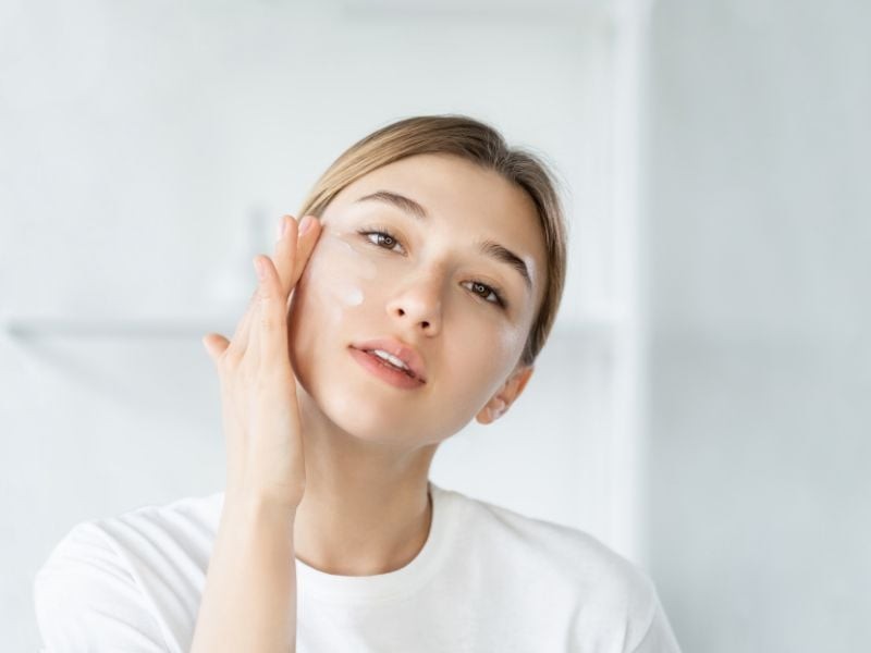 Việc sử dụng các sản phẩm tạo bọt mạnh hoặc chứa nhiều chất tẩy rửa có thể khiến da mất đi độ ẩm cần thiết, lâu dài dẫn đến tình trạng nhạy cảm và lão hóa nhanh hơn.