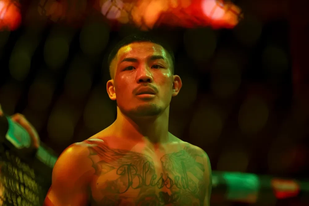Joshua Van sau khi giành đai vô địch hạng ruồi UFC.