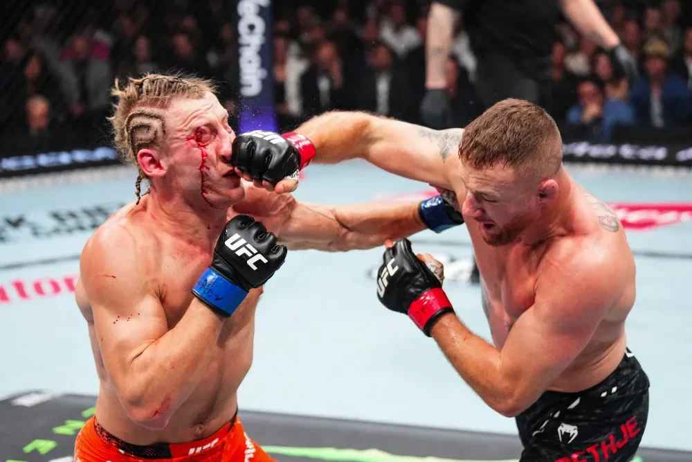 Justin Gaethje và Paddy Pimblett trong trận đấu tại UFC 324