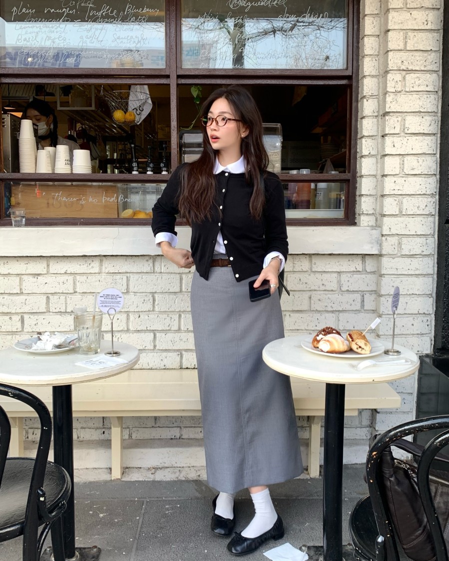 Chân váy dài còn có ưu điểm che khuyết điểm tốt, dễ phối cùng áo trắng, áo len mỏng hay cardigan, tạo nên những set đồ nhẹ nhàng nhưng vẫn rất chỉn chu.