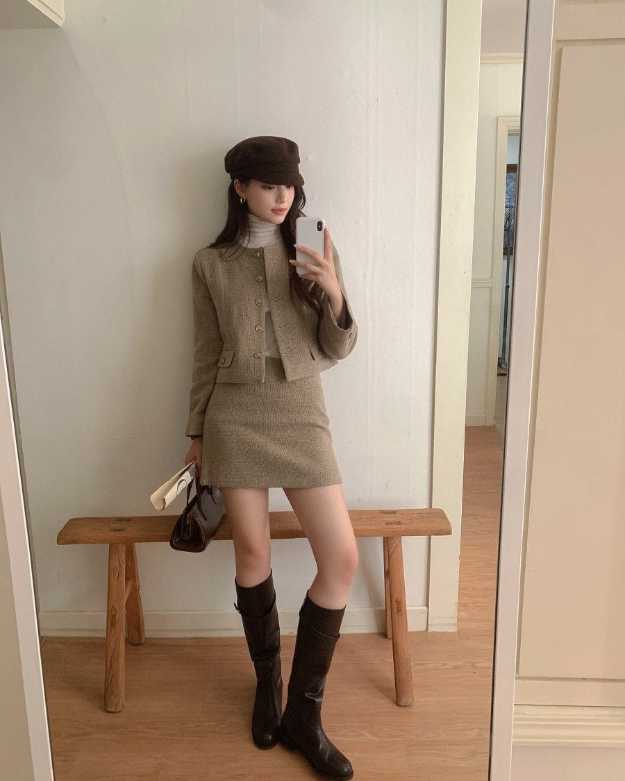 Khi kết hợp cùng áo blouse, áo tay bồng hay cardigan mỏng, chân váy ngắn mang đến hình ảnh tươi tắn, gọn gàng, phù hợp cho những buổi dạo phố hay gặp gỡ nhẹ nhàng.