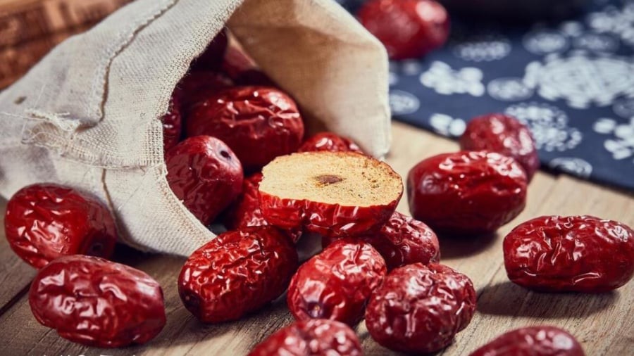 Táo đỏ chứa một lượng sắt nhất định giúp phòng ngừa thiếu máu do thiếu sắt. Ngoài ra, chất xơ trong loại quả này cũng có lợi cho hệ tiêu hóa.