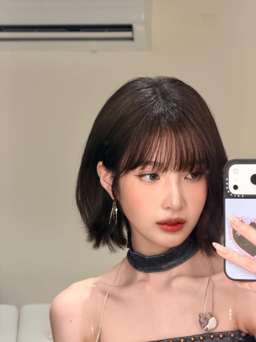 Phần mái thưa giúp gương mặt trở nên nhỏ nhắn, mềm mại và mang lại hiệu ứng “hack tuổi” rõ rệt, đặc biệt khi kết hợp cùng những gam màu nâu nhẹ tôn da.