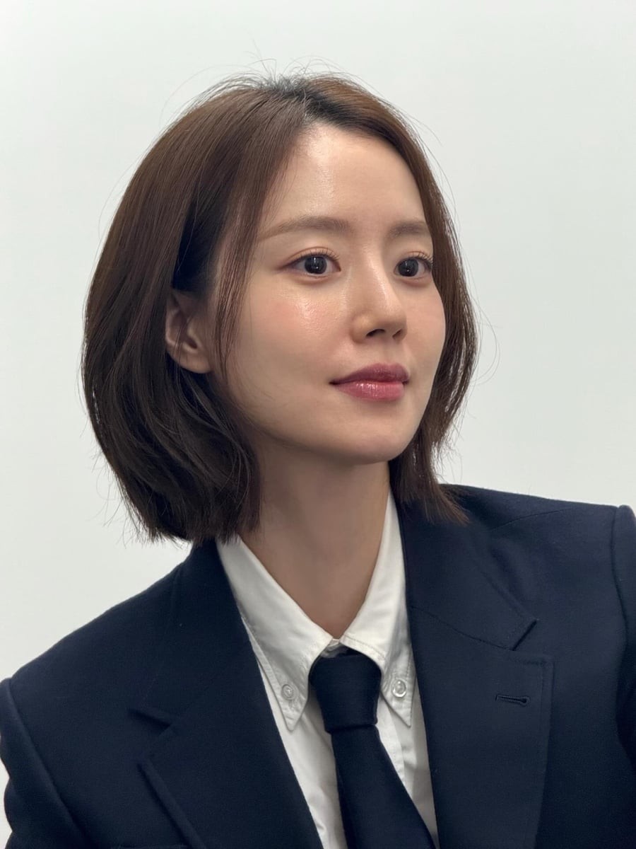 Moon Chae Won tập trung vào sự tinh tế và dễ ứng dụng, đặc biệt phù hợp với phụ nữ trưởng thành yêu thích phong cách chín chắn, chuyên nghiệp.