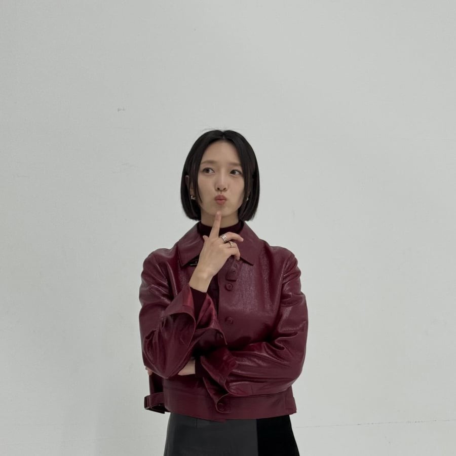 Khi kết hợp cùng lối trang điểm nhẹ nhàng với tông màu tự nhiên, tổng thể diện mạo của Pyo Ye Jin luôn toát lên sự tinh tế và cuốn hút theo cách rất riêng.