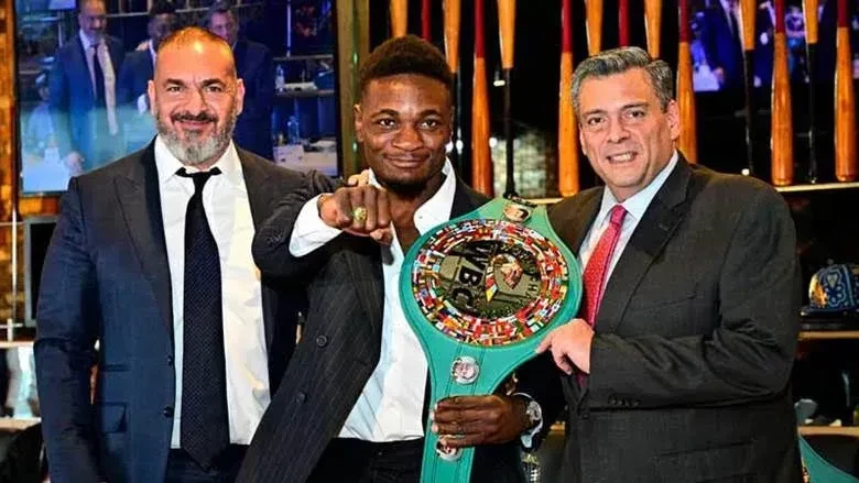 Christian Mbilli với đai vô địch WBC