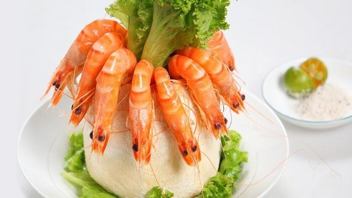 Tôm hấp nước dừa là món ăn thanh nhẹ, dễ ăn, phù hợp với mọi lứa tuổi, đặc biệt là trẻ nhỏ.