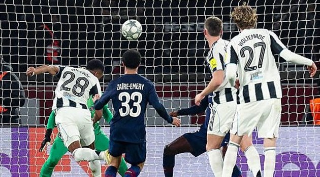 Newcastle gỡ hòa nhờ bàn thắng của Willock.