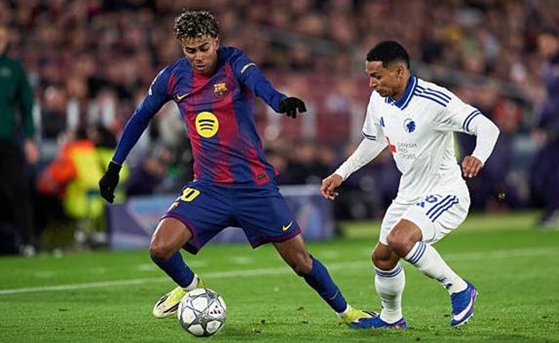 Lamine Yamal tỏa sáng trong màu áo Barcelona.