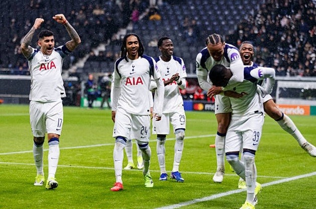 Trái ngược với phong độ tệ hại ở đấu trường quốc nội, Tottenham vẫn chơi tốt tại Champions League. Chiến thắng 2-0 ngay trên đất Đức trước Frankfurt giúp Gà trống chễm chệ ở vị trí thứ 4 với 17 điểm.