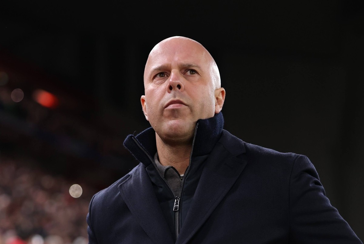 HLV Arne Slot khẳng định Liverpool sẽ cân nhắc thị trường chuyển nhượng trong bối cảnh Jeremie Frimpong dính chấn thương.