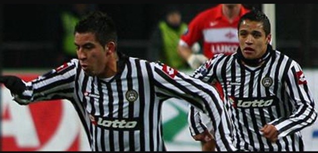 Mauricio Isla (trái) và Alexis Sánchez (phải) thi đấu cho Udinese tại UEFA Cup.