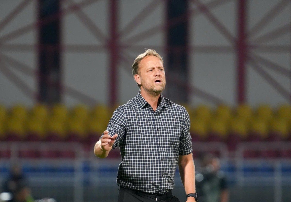 HLV Alexandre Polking không thể trực tiếp chỉ đạo CAHN ở trận tiếp Ninh Bình. Ảnh: CAHN FC.