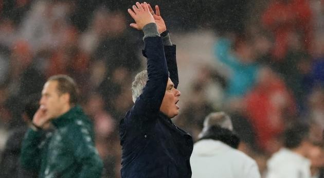 Mourinho giúp Benfica giành chiến thắng đầy cảm xúc trước Real.