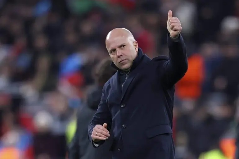 HLV Arne Slot vẫn an toàn bất chấp phong độ trồi sụt của Liverpool thời gian gần đây.