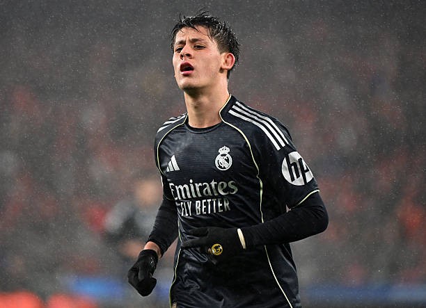 Arda Guler tỏ ra không hài lòng trước Alvaro Arbeloa.