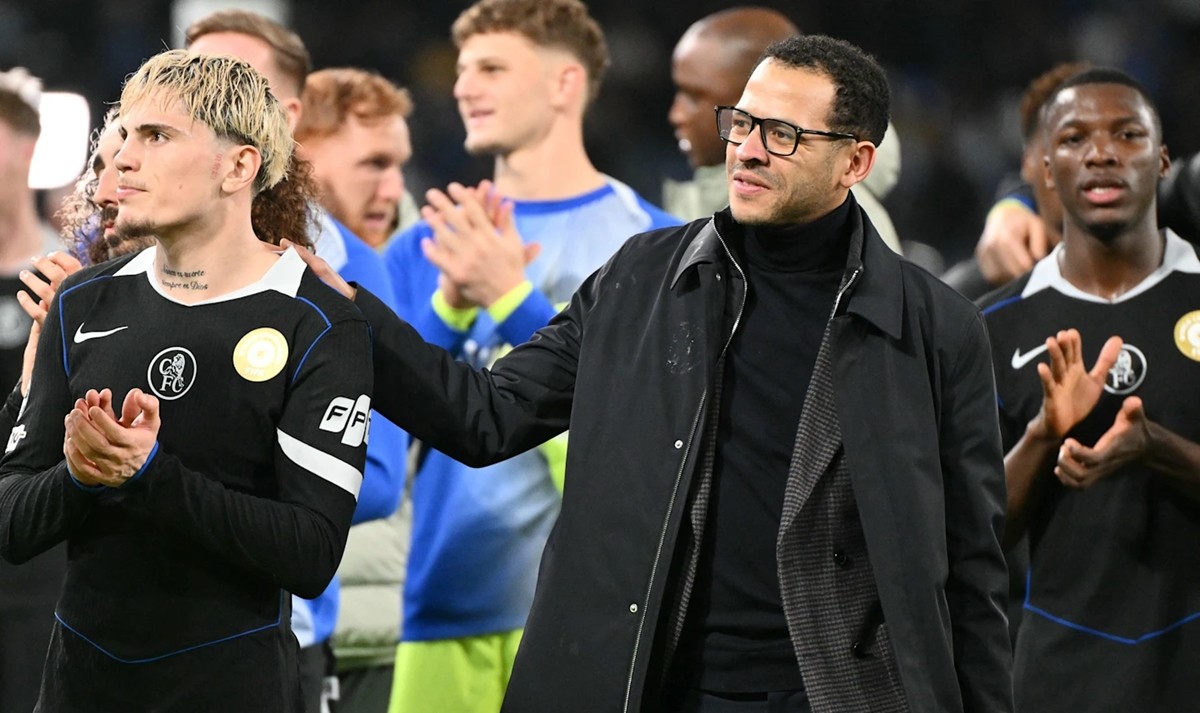 HLV Liam Rosenior ca ngợi các học trò sau màn ngược dòng tại Stadio Diego Armando Maradona.