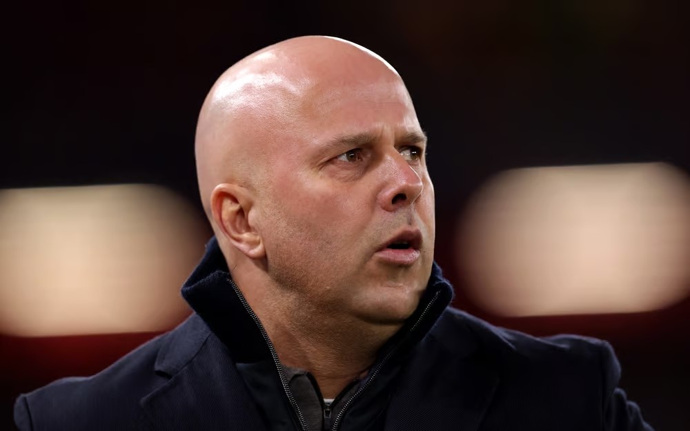 HLV Arne Slot đã nhận không ít chỉ trích vì nhắc lại trận thua thời Jurgen Klopp.