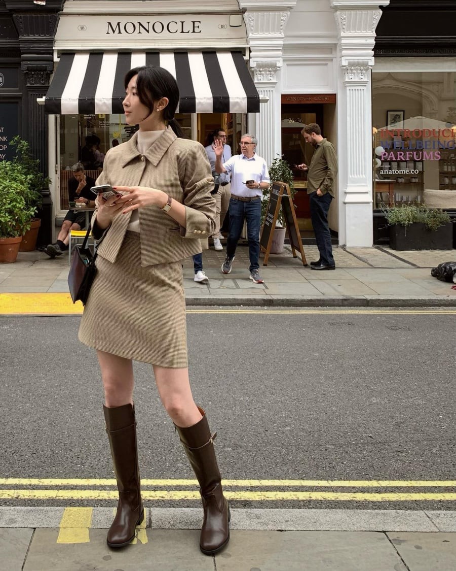  Khác với chân váy đen dáng dài mang cảm giác an toàn, chân váy ngắn tạo nên vẻ ngoài năng động và tươi mới hơn rõ rệt. Dáng chữ A là lựa chọn phổ biến vì dễ mặc và tôn dáng.