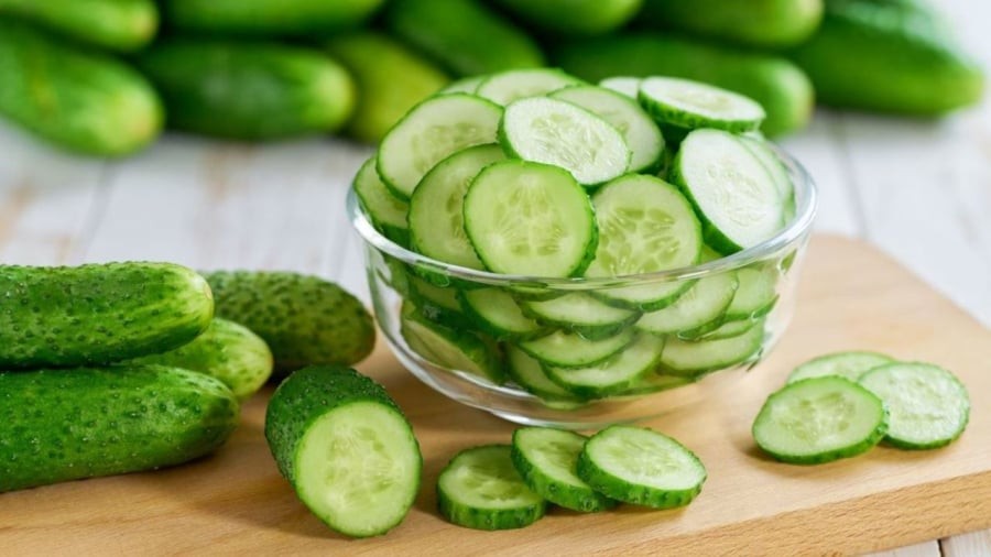 Dưa chuột có lượng calo thấp, tạo cảm giác no, hạn chế thèm ăn.