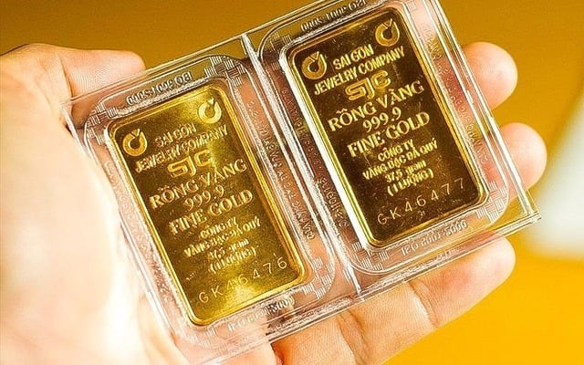 Theo ghi nhận mới nhất, Công ty Vàng bạc Đá quý Sài Gòn (SJC) đã điều chỉnh tăng mạnh giá vàng miếng, hiện niêm yết ở mức 187,2 – 190,2 triệu đồng/lượng.