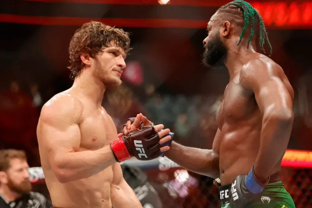 Movsar Evloev và Aljamain Sterling bắt tay sau trận đấu.