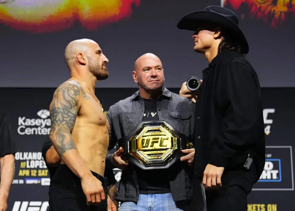 Alexander Volkanovski và Diego Lopes đối mặt nhau trong buổi họp báo.