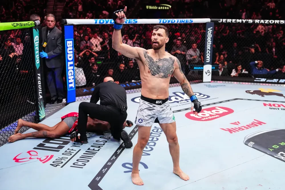 Mauricio Ruffy ăn mừng chiến thắng knock-out.