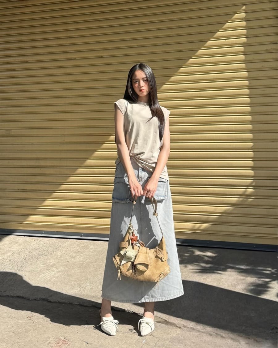 Các phụ kiện tông sáng như giày trắng hay túi màu trung tính giúp tổng thể trang phục thêm hài hòa, dễ nhìn và phù hợp để diện xuống phố.