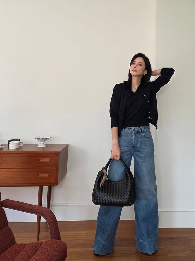 Một trong những cách phối đồ được Lee Bo Young yêu thích là kết hợp quần jeans với áo cardigan.