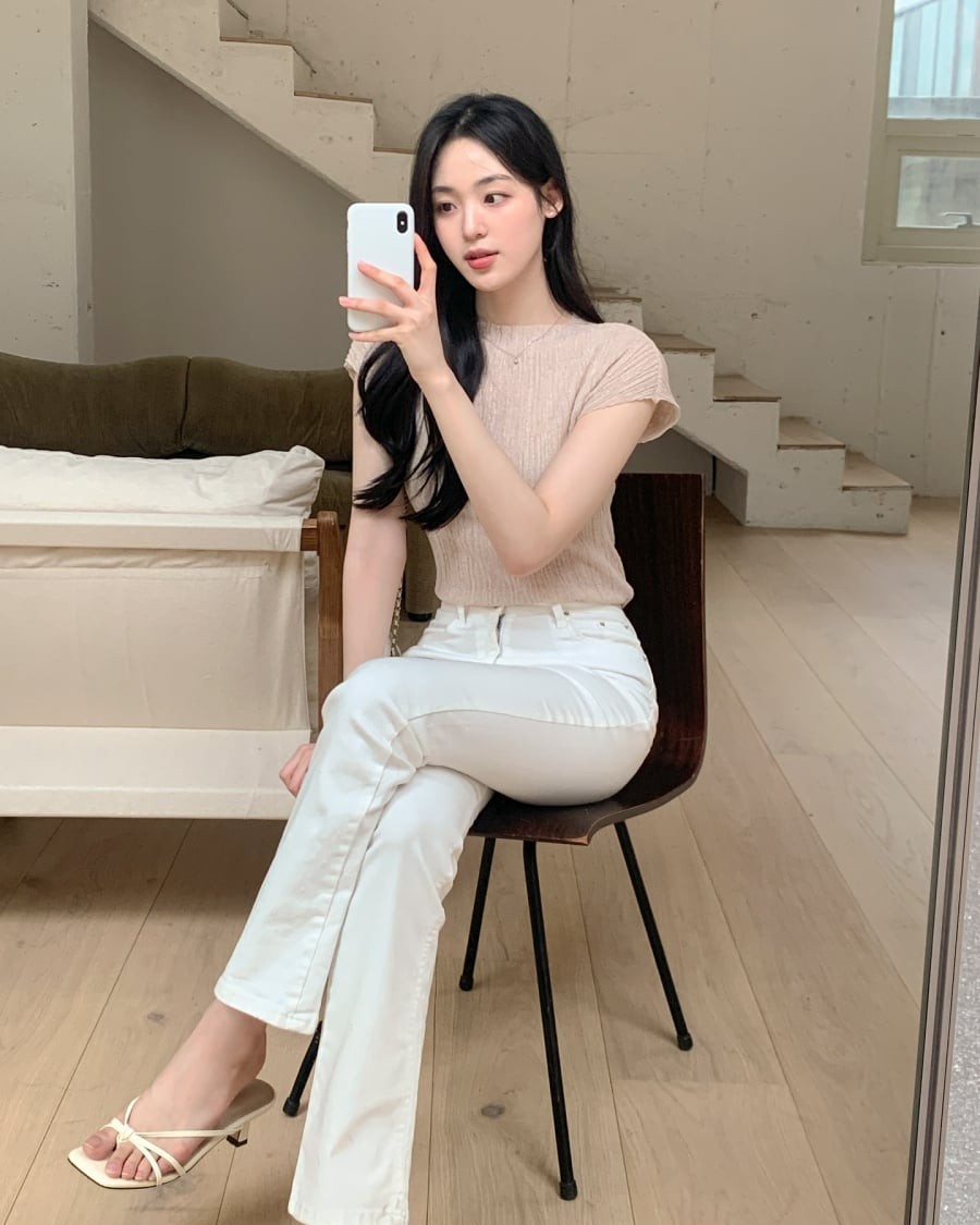 Thiết kế thường tối giản, không rách, không xử lý màu quá mạnh, giúp phù hợp với các văn phòng có dress code linh hoạt. 