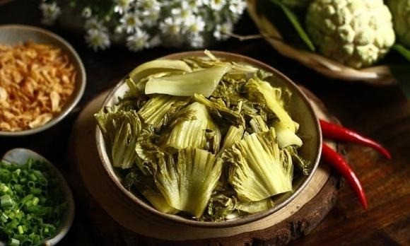 Trong một số trường hợp hiếm gặp, nếu tiêu thụ lượng lớn dưa muối trong thời gian ngắn, cơ thể còn có thể bị ngộ độc nitrit, dẫn đến tình trạng thiếu oxy trong máu, tiềm ẩn nguy cơ đe dọa tính mạng.

