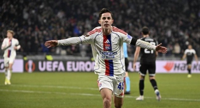 Remi Himbert lập công cho Lyon.