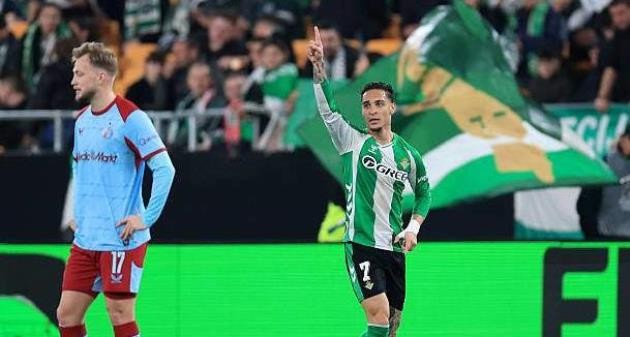 Antony có trận đấu chói sáng.