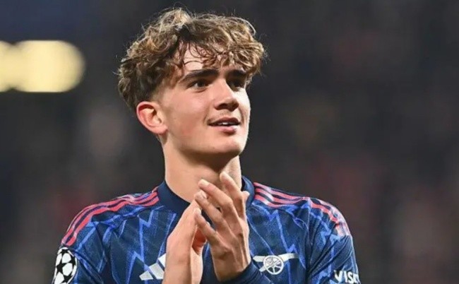 Dowman ký hợp đồng học bổng với Arsenal.