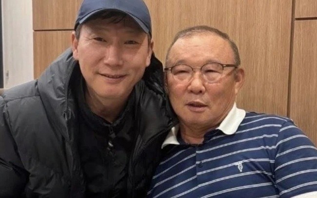 HLV Kim Sang-sik và Park Hang-seo.