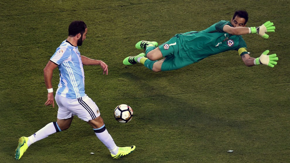 Higuain và sự tha thứ của thời gian.