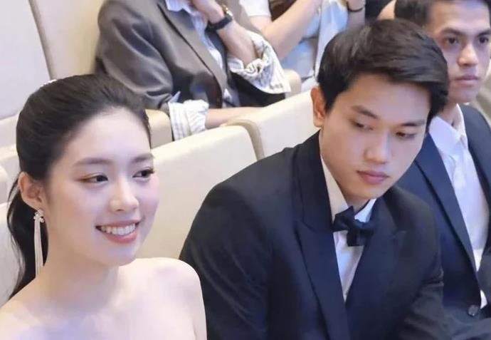 Hình ảnh Đình Bắc liếc mắt nhìn Á hậu Châu Anh đang gây xôn xao mạng xã hội.