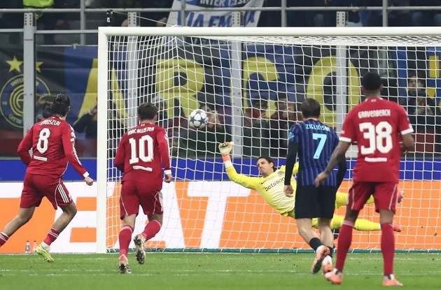 Liverpool có chiến thắng gây tranh cãi trước Inter.