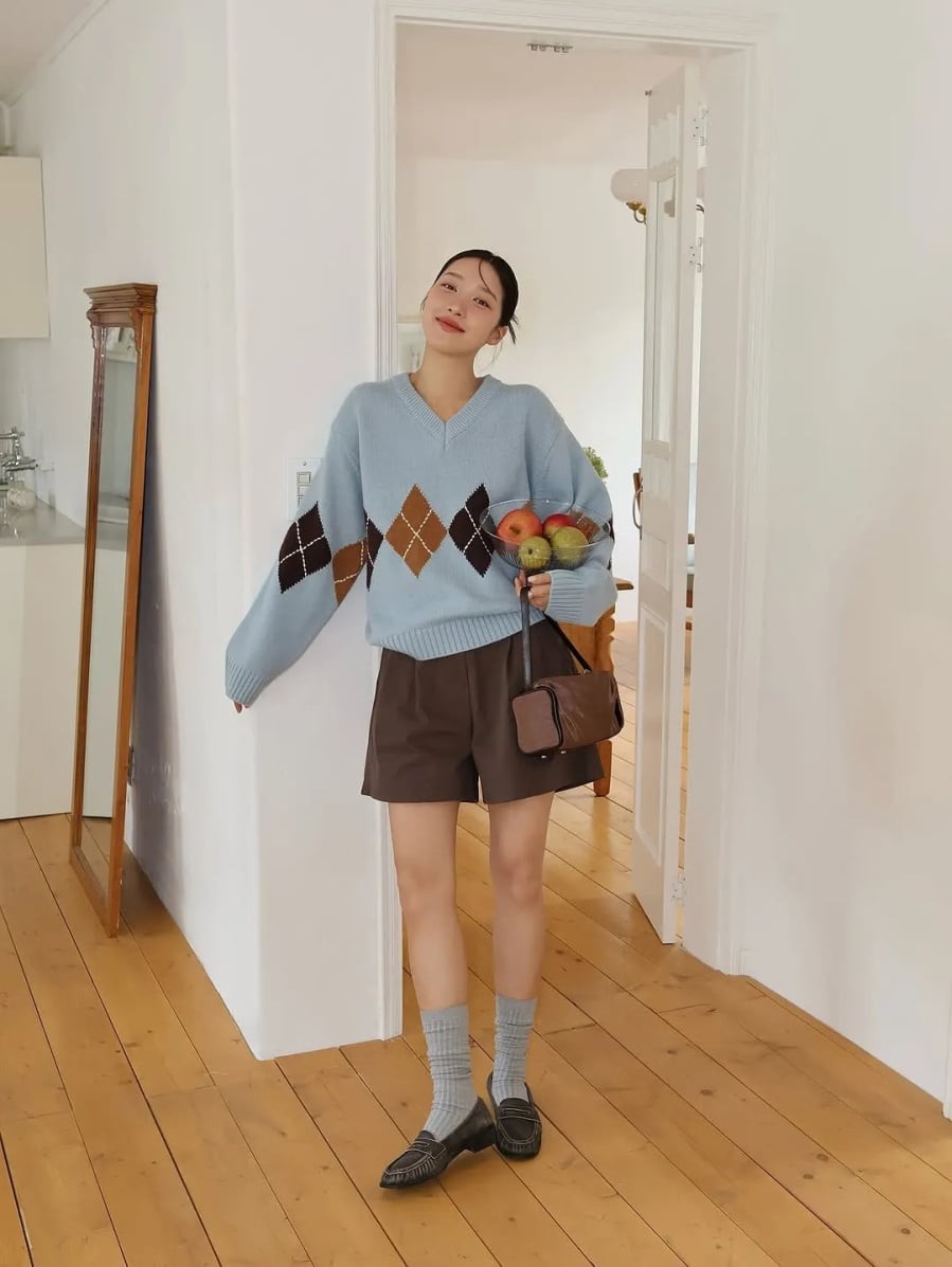 Áo len cổ chữ V luôn được đánh giá cao nhờ khả năng tạo hiệu ứng thon gọn cho phần thân trên. 