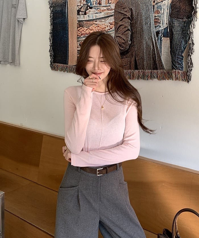 Cách phối này phù hợp cho cả đi làm lẫn đi cà phê, chỉ cần kết hợp thêm giày loafers, sandal đế thấp hoặc sneaker tối giản.