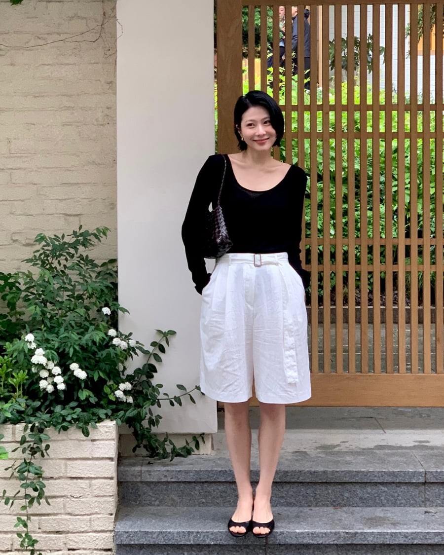  Để tăng điểm nhấn, có thể xắn nhẹ tay áo, kết hợp cùng thắt lưng nhỏ và túi đeo chéo, tạo nên outfit trẻ trung và hiện đại.