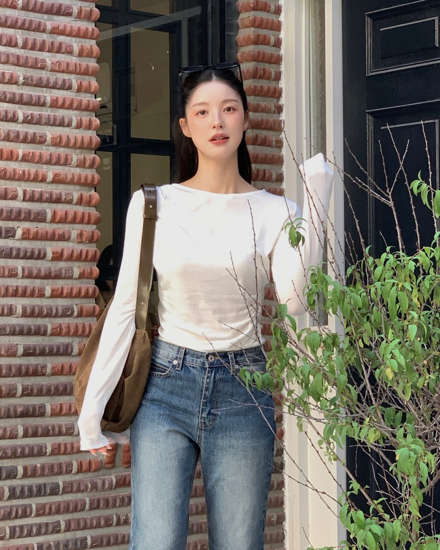 Từ jeans xanh truyền thống, jeans đen đến jeans bạc màu, tất cả đều có thể kết hợp linh hoạt với áo thun dài tay.