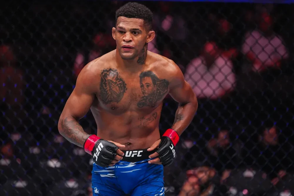 Patchy Mix (trái) trong trận đấu với Jakub Wiklacz tại UFC 320.