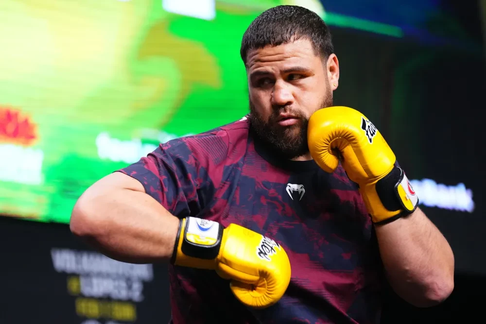 Tai Tuivasa tại buổi tập luyện mở cho UFC 325