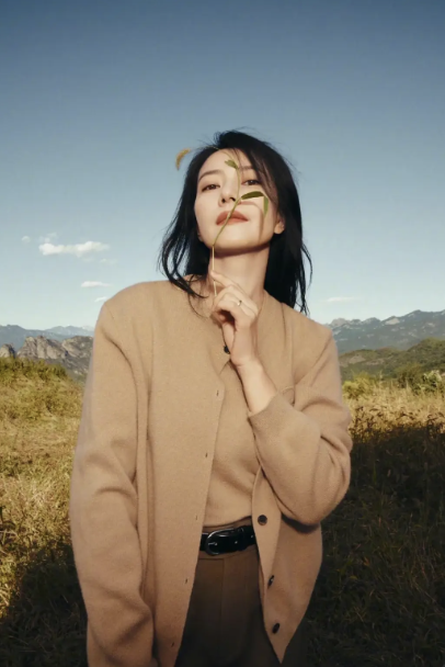 Hình ảnh quen thuộc của cô thường gắn liền với những bộ trang phục đơn giản, màu sắc trầm ấm, phom dáng rộng rãi nhưng vẫn chỉn chu. 