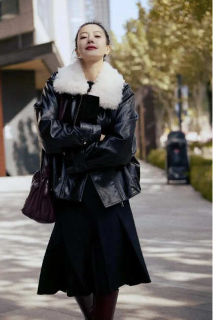 Chính sự hòa hợp giữa con người và trang phục ấy khiến vẻ đẹp của Cao Viên Viên trở nên bền vững, không bị phụ thuộc vào tuổi tác hay xu hướng.