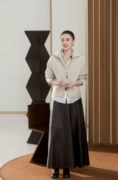 Không cần họa tiết cầu kỳ hay màu sắc phô trương, Tống Giai vẫn tạo được dấu ấn nhờ thần thái mạnh mẽ và sự tự tin toát ra từ bên trong. 