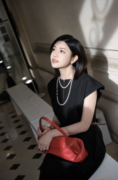 Phong cách hiện tại của cô đa dạng hơn, dám thử nghiệm với những thiết kế có đường cắt táo bạo, những bộ váy tôn dáng hay phụ kiện mang tính nhấn nhá.